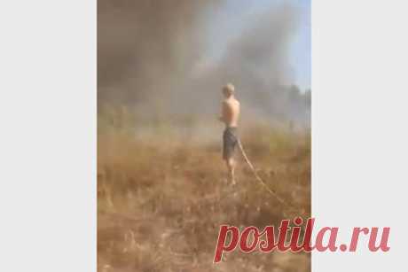 Российские подростки сами потушили пожар в селе и попали на видео. В селе Кряжим Саратовской области несколько подростков без помощи взрослых потушили пожар. Пожар произошел из-за загоревшегося сена, пламя начало распространяться на сарай и сухую траву. Первыми на место происшествия прибежали подростки из многодетной семьи, они разобрали горящий забор и потушили огонь.