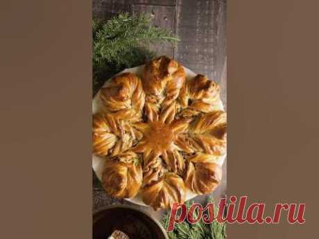 Pistachio and Strawberry Star Bread #breadrecipe #sweetbread #bakingrecipes #homebakedwithlove