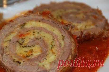 Рулет банкетный Банкетный рулет состоит из мяса и начинки, которая может быть различной на вкус хозяйки. Отличное блюдо, которое подойдёт к любому празднику и в будни, если вы хотите побаловать своих родных. Восхитительный вкус порадует любого, кто попробует это блюдо. Основа блюда – филе говядины. Ингредиенты: Говядина — 1 кг. Лук репчатый — 1 шт. Вино белое …