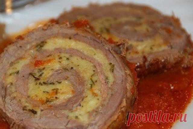 Рулет банкетный Банкетный рулет состоит из мяса и начинки, которая может быть различной на вкус хозяйки. Отличное блюдо, которое подойдёт к любому празднику и в будни, если вы хотите побаловать своих родных. Восхитительный вкус порадует любого, кто попробует это блюдо. Основа блюда – филе говядины. Ингредиенты: Говядина — 1 кг. Лук репчатый — 1 шт. Вино белое …
