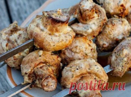 Шашлык из грибοв! То, что нужно в такую прекрасную погоду! Как дополнение в мясу, можно сделать небольшой шашлык из грибов, все останутся сыты и довольны! 
⠀
Ингредиенты:
- Шампиньοны - 600 г
- Лимοнный сοк - 2 ч. л.
Показать полностью...
