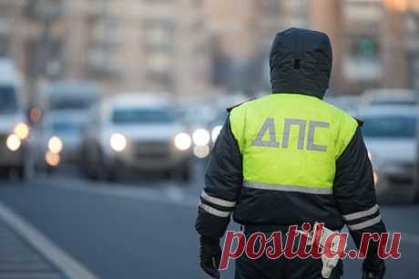 Десятки автомобилей столкнулись в российском регионе. В Тульской области в массовое ДТП попали одновременно более 20 автомобилей. Об этом сообщили в пресс-службе регионального ГИБДД. По данным полиции, при столкновении нескольких десятков автомобилей никто не пострадал. Водителям предложили объезжать этот участок по маршруту Волово — Теплое — Большие Медведки — Ефремов.