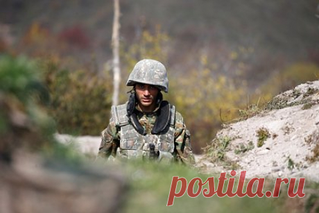 Армения обвинила Азербайджан в обстреле на границе. Министерство обороны Армении обвинило вооруженные силы Азербайджана в обстреле своих позиций на границе. Об этом сообщил пресс-секретарь армянского ведомства Арам Торосян. По данным минобороны Армении, около 21:30 по местному времени (20:30 мск) азербайджанские военные открыли огонь.