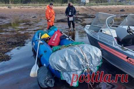 Москвич две недели дрейфовал в Заполярье на резиновой лодке и выжил. Рыбак из Москвы две недели дрейфовал в Белом море на резиновой лодке без мотора и выжил. 66-летний россиянин приехал в Заполярье, чтобы порыбачить, и вышел на весельной лодке из города Кандалакша 19 мая. При этом мужчина не обозначил конечную точку маршрута, но МЧС удалось его обнаружить и спасти.