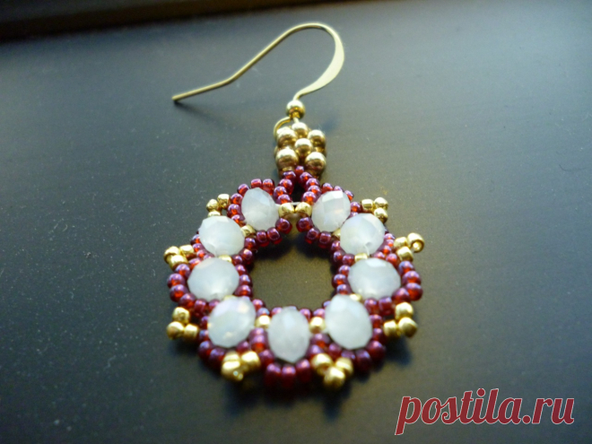 ​Серьги из бисера и бусин Серьги из бисера и бусинЕсли бусины взять из полудрагоценных камне, то получится вообще восхитительно.