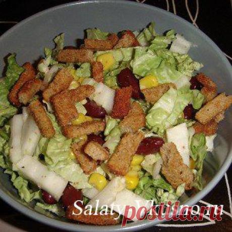 Хрустящий салат с пекинской капустой, кукурузой и сухариками