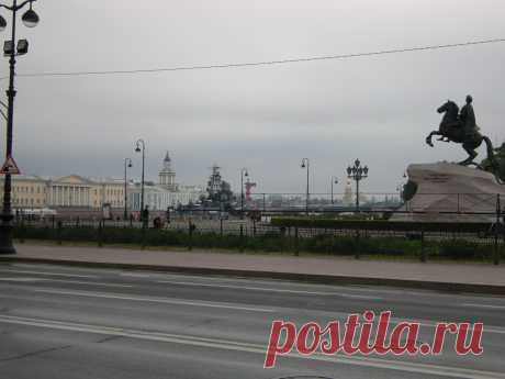 На Неве на рейде корабль ВМФ России. Праздник ВМФ России.