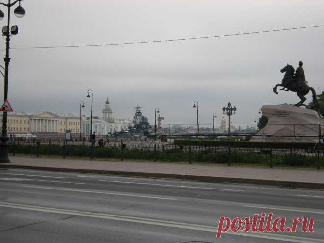 На Неве на рейде корабль ВМФ России. Праздник ВМФ России.
