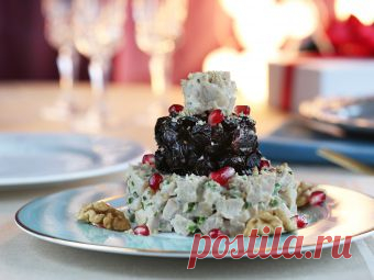 Салат с черносливом, курицей и орехами - рецепт приготовления от Простоквашино
