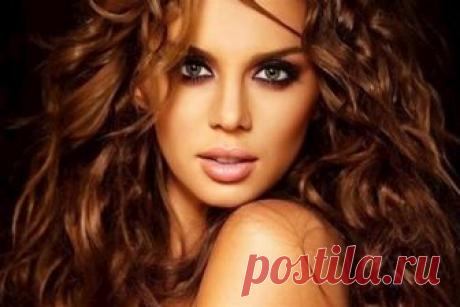 Анна Седокова стала "Самой стильной мамой года" и удивила откровенным нарядом