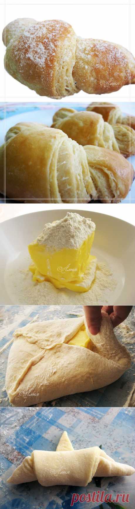 173. &quot;Круассоны&quot; (Croissants)   КУЛИНАРНАЯ КНИГА АЛИИ.
Понадобится:
    350 г хлебной муки (bread flour)
    1/2 ч.л. лимонного сока
    280 г холодного сл. масла (можно взять 200 г если жирненькие не любите)
    30 г свежих дрожжей
    250 мл. молока
    4 ч.л. сахара
    1 ст.л. мёда
    2 ч.л. соли
Вмешать 2 ст.л. муки и лимонный сок в сл. масло
Заходите на этот сайт тут изобилие рецептов на разный вкус. ТУТ ВСЁ!!!