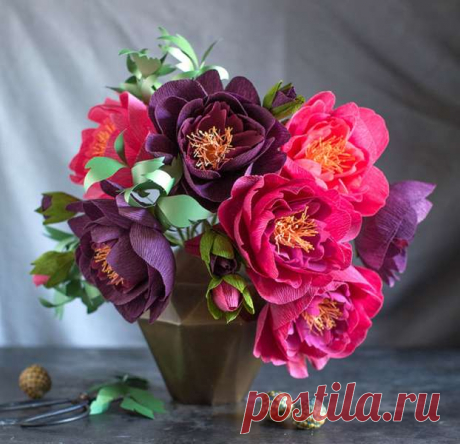 Пионы из гофрированной бумаги Как много пионов я сделала за эти годы! На самом деле, из всех цветов делать их мне нравится больше всех. Я создавала пионы из матовой бумаги, из фетра и