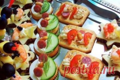 Шикарные бутерброды для праздничного стола 


Супер подборка!









1. ЗАКУСОЧНЫЕ БУТЕРБРОДЫ С ПЕЧЕНЬЮ ТРЕСКИ
Ингредиенты:
· печень трески-2 баночки по 100 гр· яйца-3-4 шт· тертый,твердый сыр-количество по желанию· майонез· батон французски…