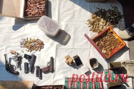 ФСБ провела спецоперацию против подпольных оружейников в 45 регионах России. Сотрудники ФСБ провели спецоперацию по пресечению противоправной деятельности подпольных оружейников в 45 регионах России. В результате оперативных мероприятий задержали 123 подозреваемых, организовавших подпольные мастерские и занимавшихся торговлей оружием. У них правоохранители изъяли 353 единицы оружия.