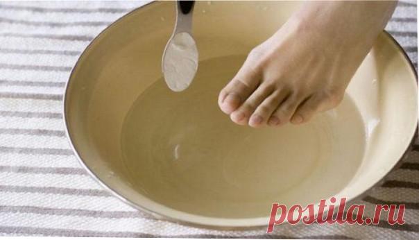 По отзывам людей, сода помогает избавиться от грибка ногтей на ногах. Как сделать мыльно-содовые ванночки, пасты и компрессы в домашних условиях.