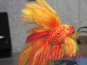 Мастер-класс : Валяем Золотую рыбку, игрушку на ёлку или подарок рыбаку | Журнал Ярмарки Мастеров Валяем Золотую рыбку, игрушку на ёлку или подарок рыбаку – бесплатный мастер-класс по теме: Сухое валяние, фильцевание ✓Своими руками ✓Пошагово ✓С фото