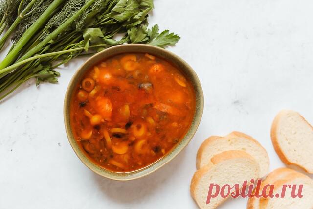 Солянка сборная с колбасой: 7 классических рецептов.

Кто бы мог подумать, что блюдо, которое раньше ели обычные крестьяне в деревнях и селах, будут подавать в ресторанах? «Селянка» — густой, жирный наваристый суп, который готовился в большом котле из остатков продуктов. Нам он теперь известен под названием «Солянка»