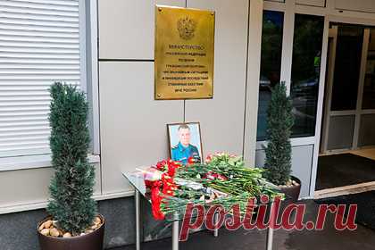У здания МЧС в Москве появился стихийный мемориал в память о Зиничеве. В Москве у здания МЧС России создан стихийный мемориал в память о погибшем 8 сентября главе ведомства Евгении Зиничеве.У входа сотрудники ведомства поставили столик с портретом министра, на который можно возложить цветы и лампады.