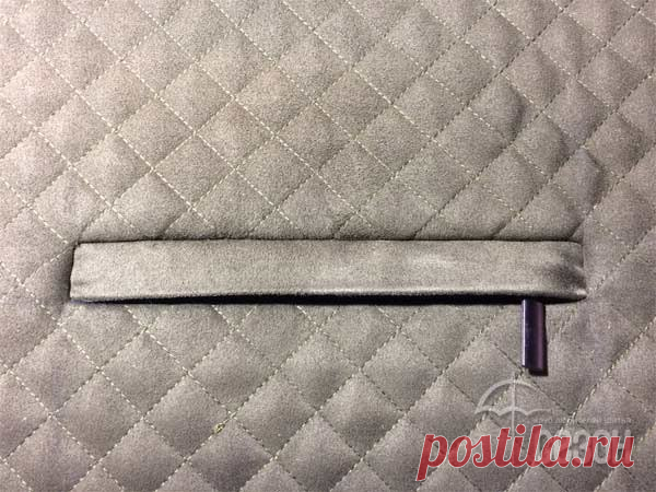 Запис на стіні Карман с листочкой на молнии. Фото МК.Подробно в источнике: http://www.season.ru/sewing-machinery/karmanyi/karman-s-listochkoj-na-molnii.htmlОт автора:Карман с листочкой на молнии в нашем примере выполнен на стёганом полотне. Если у вас другая ткань (без утеплителя), вход в карман укр..