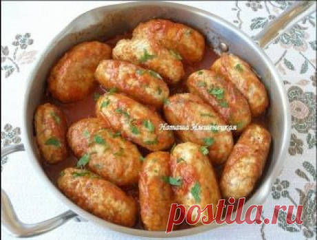Гречаники
Ингредиенты:
-500 г мяса (я использовала филе индейки);
-150 г гречневой крупы;
-2 яйца;
-2 луковицы;
-200 г томатного соуса*;
-соль, перец - по вкусу;
-мука для панировки;
-растительное масло для обжаривания.
Приготовление:
Гречневую крупу перебрать, вымыть. Всыпать в кипящую подсоленную воду и отварить до готовности. Остудить.
Мясо пропустить через мясорубку с одной луковицей. 
Добавить в фарш яйца, соль и перец по вкусу, тщательно вымесить.
Соединить мясной фарш с гречкой, снов