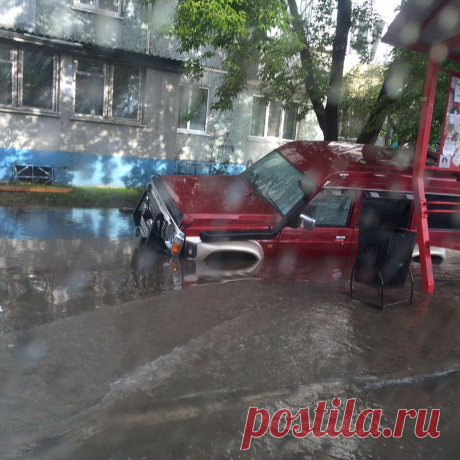 Джип снесло течением в кювет в Благовещенске