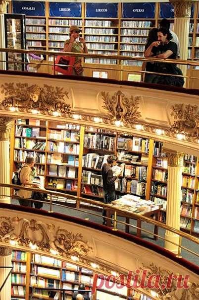 Книжный магазин El Ateneo (Avenida Santa Fe 1860). Когда-то здесь был театр, после – кинотеатр, а сейчас в партере, на балконе и в амфитеатре стоят тысячи книг. Люди листают их в ложах, и попивают кофе на сцене, в кафе. Найти что-то здесь довольно сложно, самое интересное быстро раскупают, так что просто погулять вокруг книг, листая первые приглянувшиеся – самое правильное занятие в Атенео.