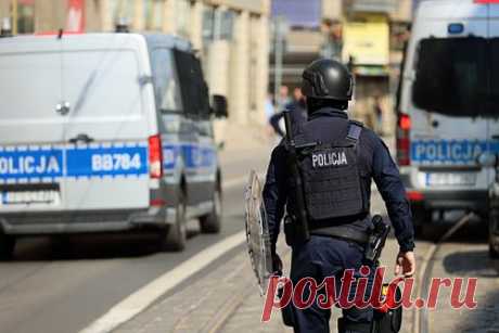 В Польше сообщили о найденной бетонной боеголовке «российской ракеты». Найденная в Польше боеголовка якобы российской ракеты оказалась сделана из бетона, заявил глава канцелярии президента Польши Павел Шрот. «Что касается боеголовки, то она особенная, потому что не содержит взрывчатки, а сделана из бетона, в соответствии с российскими инновационными технологиями», — сказал он.