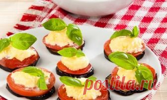 Если вы ждете гостей и хотите их угостить вкусным обедом, то в качестве закуски подайте запеченные овощи с сыром. Чеснок