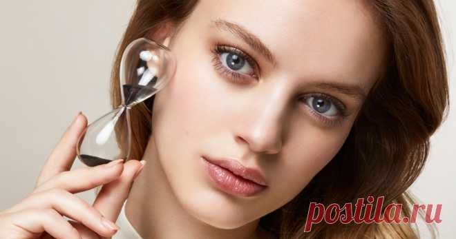 Этого времени вполне хватит, чтобы улучшить цвет лица, увлажнить кожу и даже разгладить морщины. Рассказываем, какие процедуры дома и в клинике будут максимально эффективны.