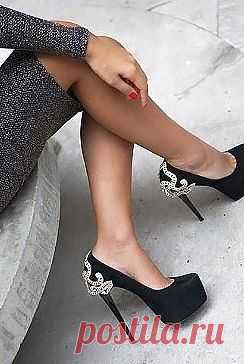 - Алло, пап, заберешь меня? - Нет ! - Нууу почему? - Ты же вчера купила СУПЕРУДОБНЫЕ туфли, за 10 тысяч! на каблуке 15 см, которых ВООБЩЕ НЕ ЧУВСТВУЕТСЯ … Вот и иди теперь пешком… И главное от бедра доченька, от бедра!