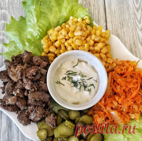 Салат с печенью
Нам понадобится:
-Печень куриная
-Лук 1 шт.
-морковь 1 шт
-малосольные огурцы
-консервированная кукуруза (