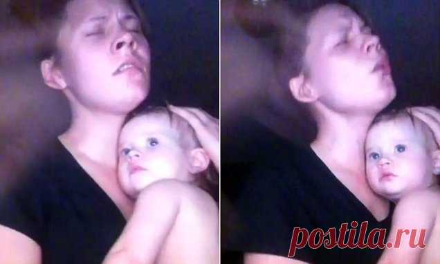 Беременная мать троих детей застукала мужа на измене и пришла на аборт. Но вдруг она увидела знак… Кимберли Хендерсон, 26-летняя мать-одиночка из Южной Каролины, ещё недавно была на распутье судьбы, преданная и брошенная любимым человеком и оставленная в ситуации ужасного выбора. Сейчас жизнь девушки кардинально...