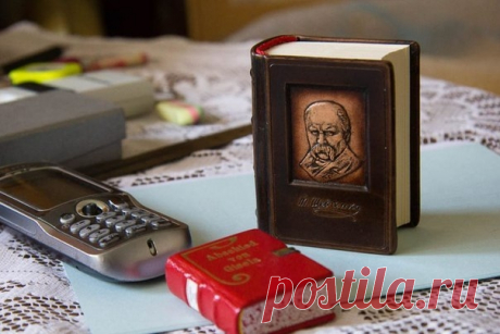 Самая крупная библиотека миниатюрных книг в мире