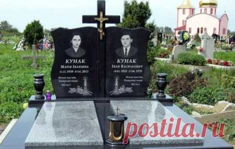 Памятник на могилу с крестом и свечей