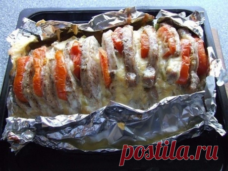 Мясо 'Гармошка' - вкуснятина неописуемая!

Ингредиенты: 
мясо мякоть (свинина/говядина)- 1 кг (+-) 
помидор- 2 шт
сыр твердый- 200 гр 
чеснок- 3 зубчика
Маринад: 
лимонный сок- 1 ст.л 
соевый соус- 2-3 ст.л 
горчица- 1 ст.л 
оливковое или растительное масло- 2 ст.л

Приготовление: 
Выбрать ровный (прямоугольный), плотный кусок мяса (как на буженину). На мясе сделать поперечные надрезы, не дорезая до конца. Смешать компоненты для маринада и смазать мясо со всех сторон и в н...