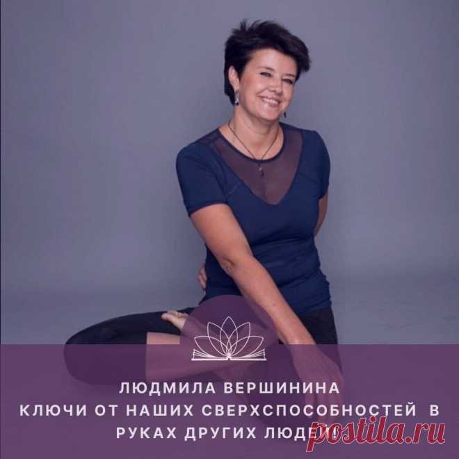 О чём это видео:
1. Секта или не секта?!
2. На мантра йоге я думала: «Господи, сижу тут, как ворона».
3. Семнадцать лет в йоге.
4. «Ну, всё! Нас теперь выгонят!»... 
5. О магистратуре йога университета.
6. Я делаю какие-то шаги, то только потому, что я - Брахман!)
7. Ключи от наших способностей и сверхспособностей только в социуме.
8. Ньяса йога.
9. Йога с партнёром.
10. Несерьезный блиц-опрос.
11. Пожелания.