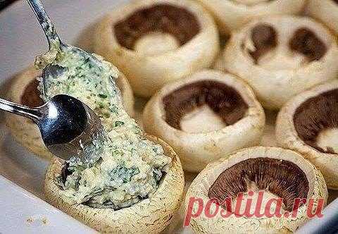 ШАМПИНЬОНЫ ФАРШИРОВАННЫЕ КУРИЦЕЙШампиньоны, фаршированные курицей и сыром, получаются сытными и оригинальными на вкус.Ингредиенты:500 г куриного филе60 г феты10 больших свежих шампиньонов4 столовые ложки сметаны1 столовая ложка муки1/2 стакана измельченной моцареллысвежая зелень петрушки по вкусумолотый черный перец по вкусусоль по вкусу1 столовая ложка растительного масла.Приготовление:Промойте и обсушите шампиньоны, острым ножом подрежьте и выньте ножки. Застелите форму ...