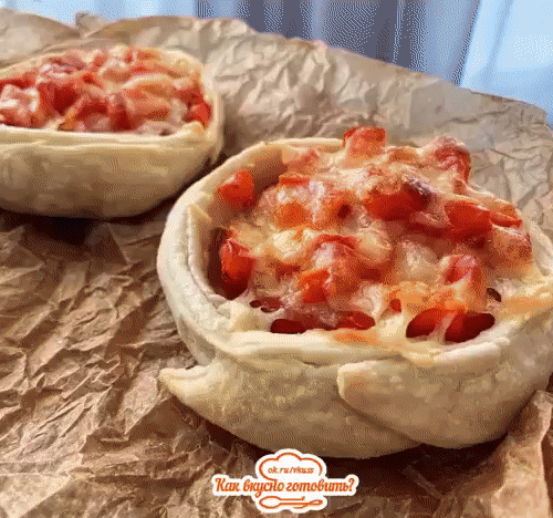 КОРЗИНОЧКИ С СЫРОМ И ВЕТЧИНОЙ
 Ингредиенты:
слоёное тесто
ветчина
помидоры
перец красный
Сыр