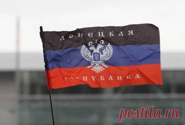 Ополченцы повесили флаг ДНР над терминалом аэропорта Донецка