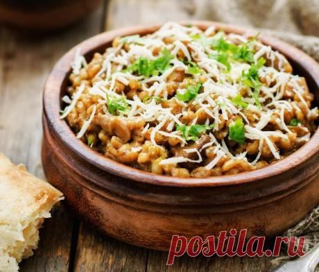 9 сытных блюд без мяса Полбяная каша с белыми грибамиИнгредиенты: 350 г полбы1 луковица2 зубчика чеснока350 г белых грибов50 г сливочного масла50 г сыразеленьПриготовление: Промойте полбу и замочите в теплой подсоленной вод...