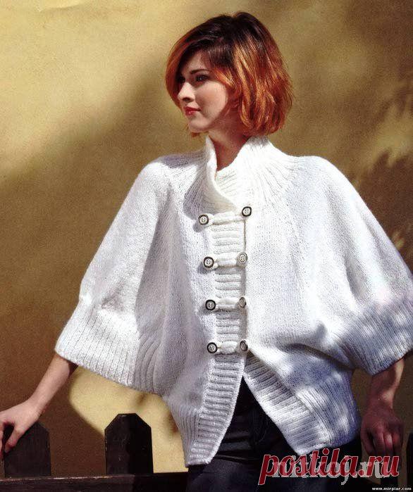 Вязанный жакет спицами с широкими рукавами