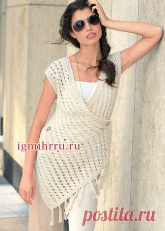 Оригинальный жилет с двубортной застежкой на двух пуговицах украшен длинной бахромой по скошенному нижнему краю