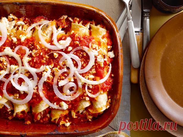 «Энчилада» – тортильи с сыром и курицей в томатном соусе