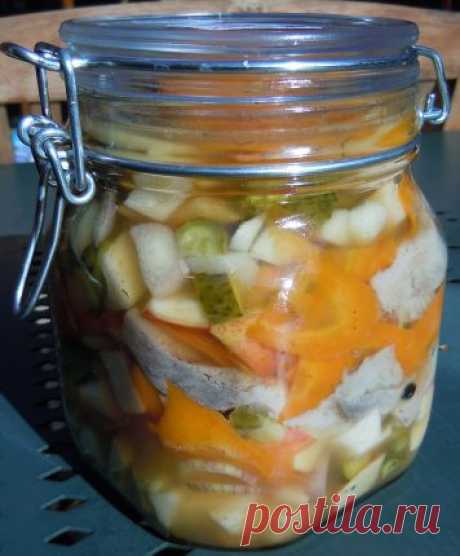 Северный салат с селедкой, яблоками и огурцами - поверьте на слово – это очень вкусно!