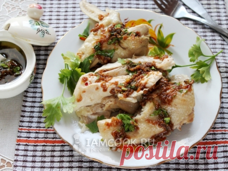Вареная курица по-кантонски — рецепт с фото Деликатный вкус вареного куриного мяса удачно сочетается с экзотическим соусом - все в китайском стиле!