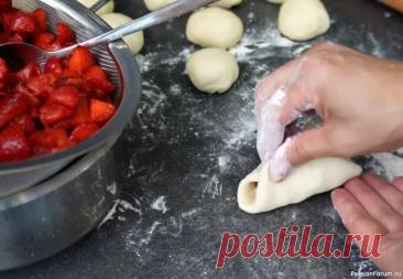 Готовим пирожки с клубникой