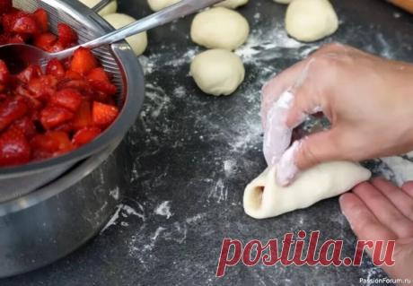 Готовим пирожки с клубникой