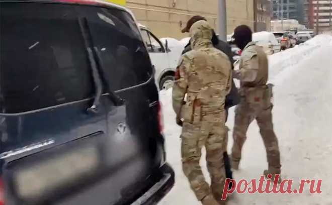 По делу о банде из 1990-х задержали начальника штаба СОБР «Рысь». Группировка совершила около 30 заказных убийств и похищений, в том числе советника министра и владельца Красногвардейского рынка в начале 2000-х. Среди преступников — действующие глава штаба СОБР и оперуполномоченный спецназа