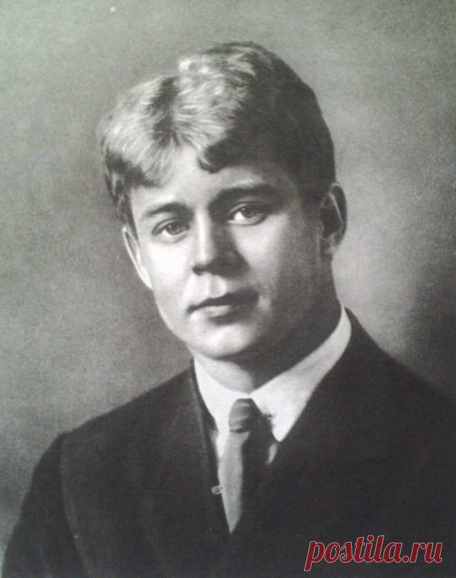 СЕРГЕЙ ЕСЕНИН


Несказанное, синее, нежное…
Тих мой край после бурь, после гроз,
И душа моя — поле безбрежное —
Дышит запахом меда и роз.

Я утих. Годы сделали дело,
Но того, что прошло, не кляну.
Словно тройка коней оголтелая
Прокатилась во всю страну.

Напылили кругом. Накопытили.
И пропали под дьявольский свист.
А теперь вот в лесной обители
Даже слышно, как падает лист.

Колокольчик ли? Дальнее эхо ли?
Все спокойно впивает грудь.
Стой, душа, мы с тобой проехали
Через б...