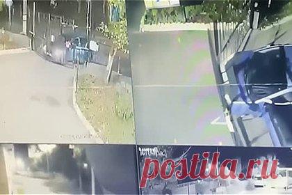 Россиянин на авто протаранил ворота школы-интерната и попал на видео. В Приозерске водитель автомобиля ночью протаранил ворота школы-интерната и попал на видео. Кадры опубликовала пресс-служба Росгвардии по Санкт-Петербургу и Ленинградской области. Инцидент произошел 7 октября на улице Маяковского. Россиянин за рулем иномарки врезался в закрытые въездные ворота.